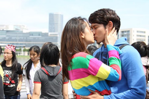 Minh Hằng: 'Lần đầu tiên được hôn nhiều như thế'