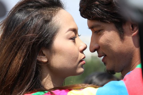 Minh Hằng: 'Lần đầu tiên được hôn nhiều như thế'