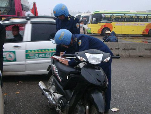 Hà Nội: Ra quân chỉ `xử` được vài xe khách vi phạm