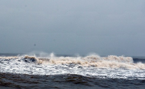 Quảng Ngãi: Tàu công vụ chết máy, trôi dạt trên biển