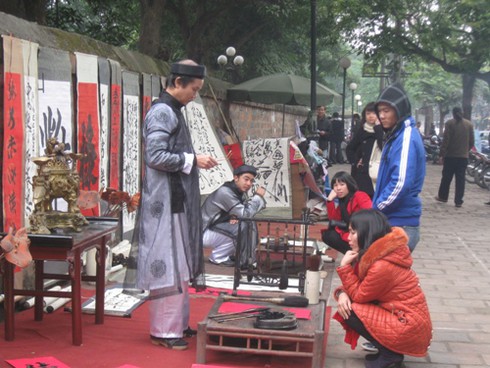 Hà Nội: Nhộn nhịp phố “ông đồ”