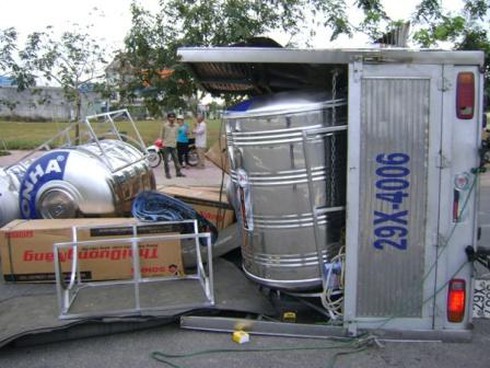 Bình Dương: Tài xế xe tải húc xe container, tài xế thoát hiểm