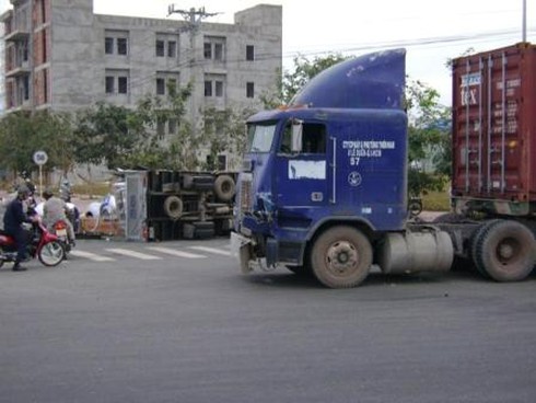 Bình Dương: Tài xế xe tải húc xe container, tài xế thoát hiểm