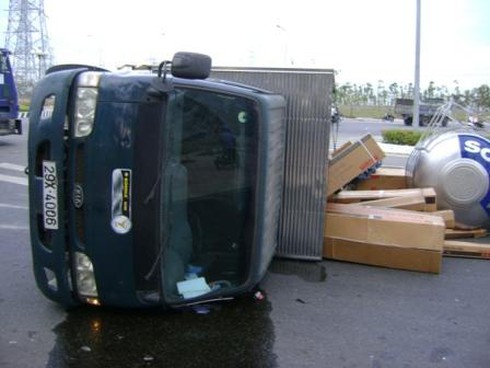 Bình Dương: Tài xế xe tải húc xe container, tài xế thoát hiểm