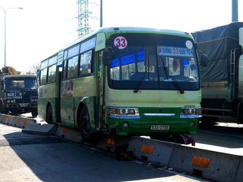 TP.HCM: Xe buýt mất lái, 30 hành khách thoát nạn