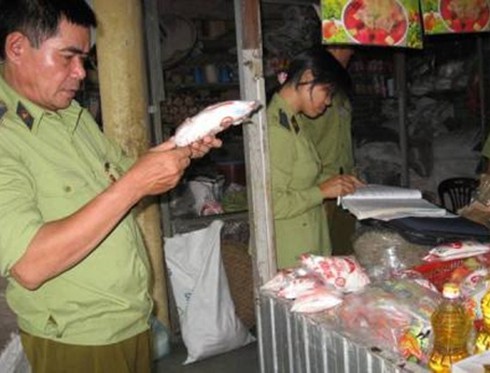 Phát hiện nhiều hàng Tết thiếu khối lượng