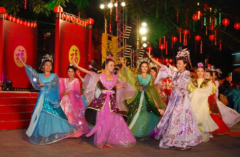 Rộn ràng Tết Nguyên tiêu ở Chợ Lớn