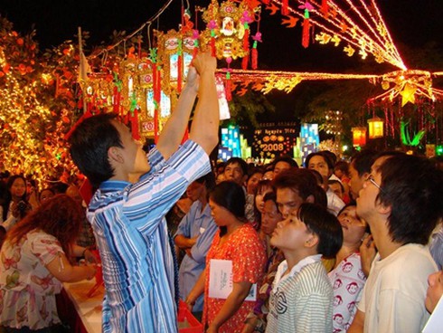 Rộn ràng Tết Nguyên tiêu ở Chợ Lớn