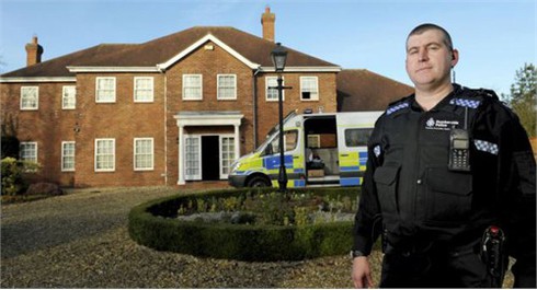 Hai người Việt bị bắt tại chỗ trong sào huyệt trồng cần sa ở Anh