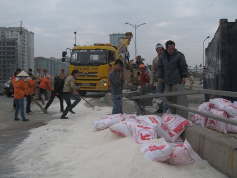 Hà Nội: Xe container lật nhào, gạo đổ tràn cầu