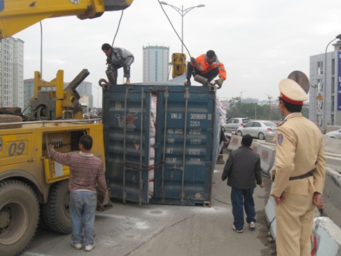 Hà Nội: Xe container lật nhào, gạo đổ tràn cầu