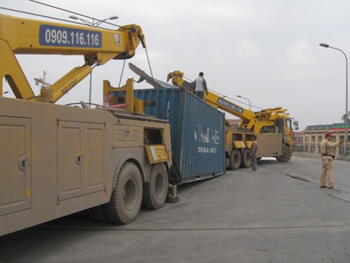 Hà Nội: Xe container lật nhào, gạo đổ tràn cầu