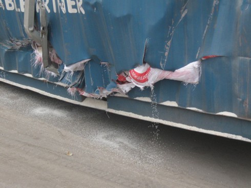 Hà Nội: Xe container lật nhào, gạo đổ tràn cầu