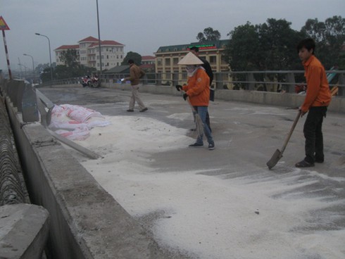 Hà Nội: Xe container lật nhào, gạo đổ tràn cầu