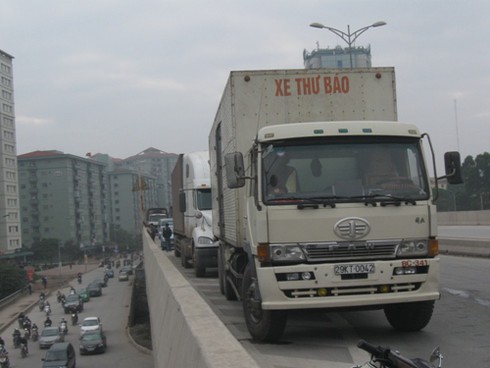 Hà Nội: Xe container lật nhào, gạo đổ tràn cầu