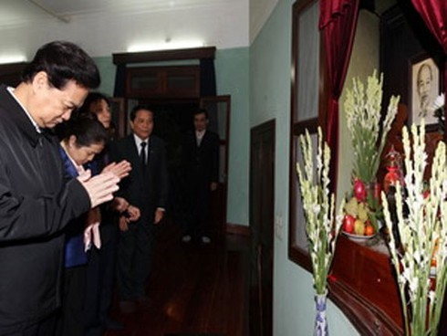 Thủ tướng Nguyễn Tấn Dũng tưởng niệm Bác Hồ