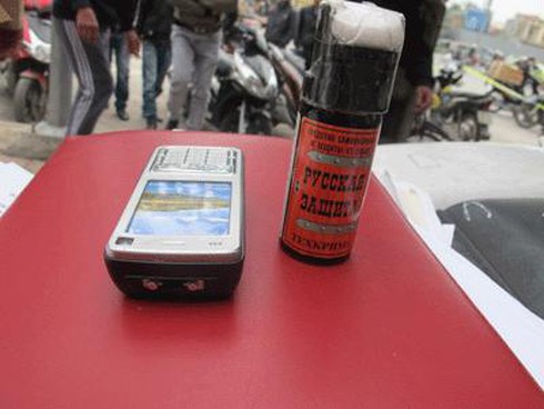 Trang bị “dùi cui điện thoại” đi buôn tiền