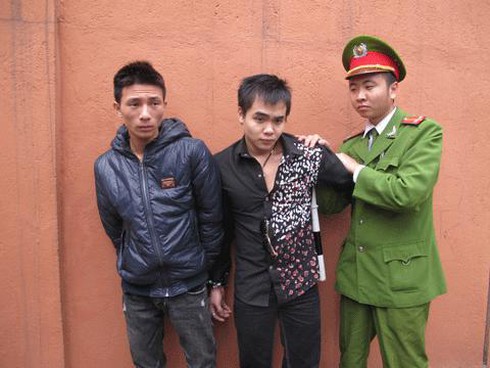 Trang bị “dùi cui điện thoại” đi buôn tiền