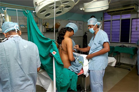 Người nước ngoài đổ xô tới Ấn Độ du lịch làm đẹp