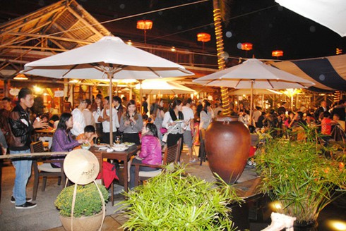 Chợ quê ngày Tết giữa khách sạn 5 sao