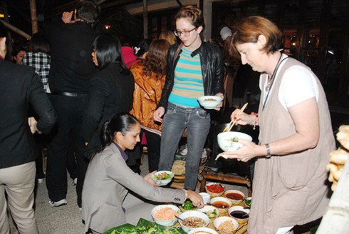 Chợ quê ngày Tết giữa khách sạn 5 sao