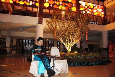 Chợ quê ngày Tết giữa khách sạn 5 sao