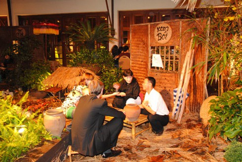 Chợ quê ngày Tết giữa khách sạn 5 sao