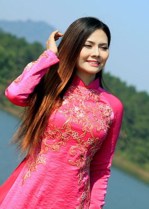 Nguyệt Anh bẽn lẽn trong tà áo dài