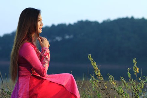 Nguyệt Anh bẽn lẽn trong tà áo dài