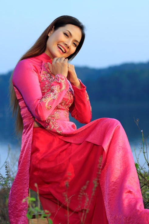 Nguyệt Anh bẽn lẽn trong tà áo dài