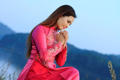 Nguyệt Anh bẽn lẽn trong tà áo dài