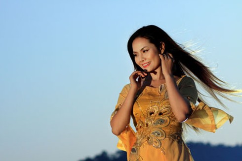 Nguyệt Anh bẽn lẽn trong tà áo dài