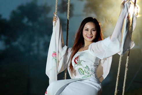 Nguyệt Anh bẽn lẽn trong tà áo dài