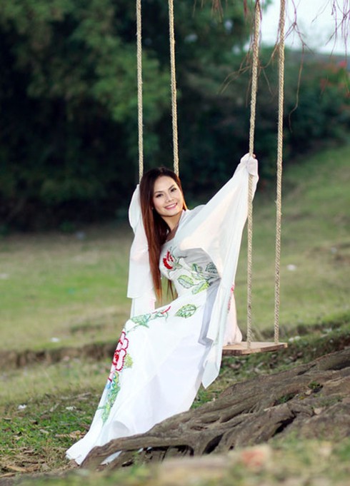 Nguyệt Anh bẽn lẽn trong tà áo dài