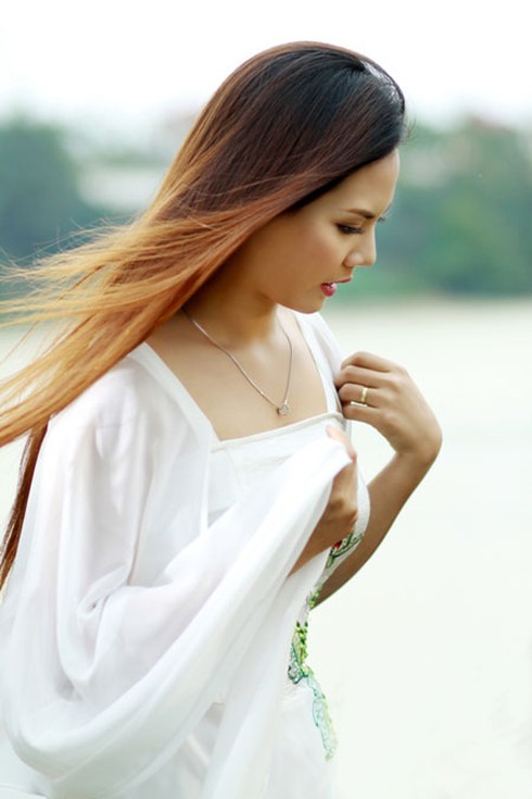 Nguyệt Anh bẽn lẽn trong tà áo dài