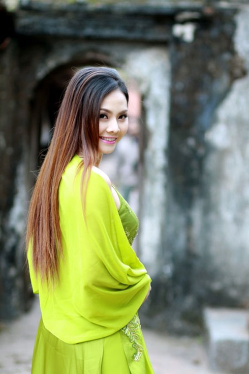 Nguyệt Anh bẽn lẽn trong tà áo dài