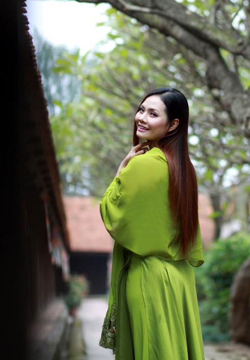 Nguyệt Anh bẽn lẽn trong tà áo dài