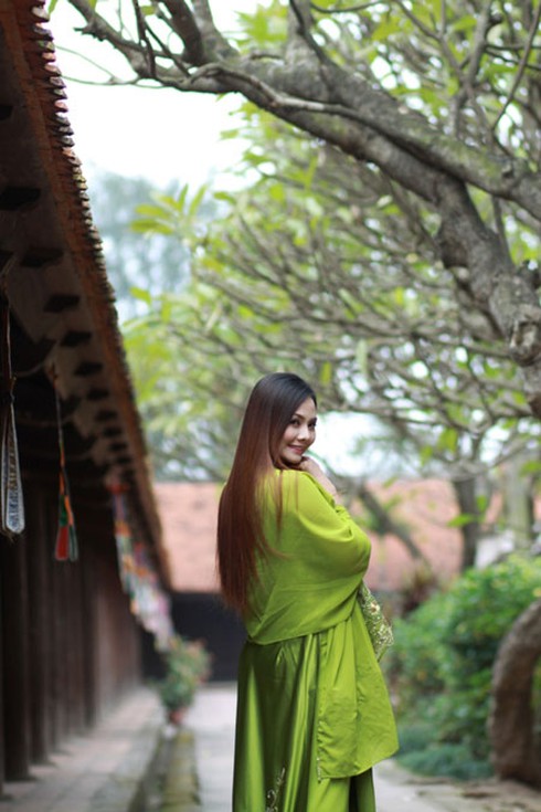 Nguyệt Anh bẽn lẽn trong tà áo dài