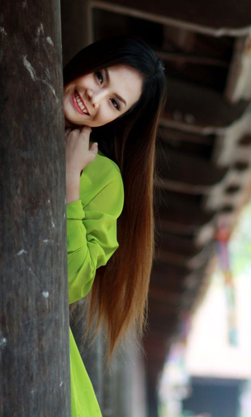 Nguyệt Anh bẽn lẽn trong tà áo dài