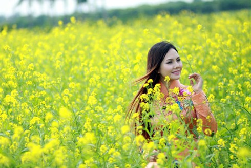 Nguyệt Anh bẽn lẽn trong tà áo dài