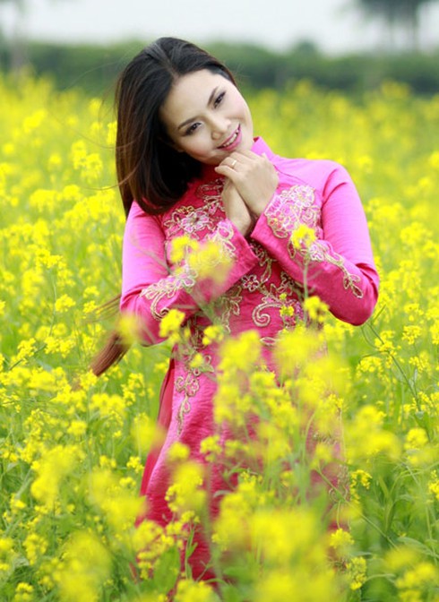 Nguyệt Anh bẽn lẽn trong tà áo dài