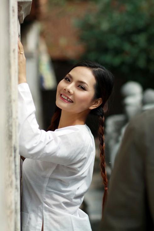 Nguyệt Anh bẽn lẽn trong tà áo dài