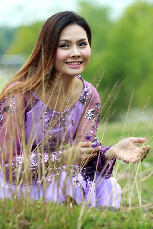 Nguyệt Anh bẽn lẽn trong tà áo dài