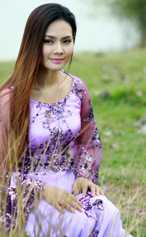 Nguyệt Anh bẽn lẽn trong tà áo dài