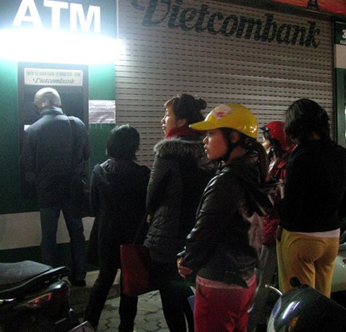 Nhà băng cố chống nghẽn ATM dịp Tết