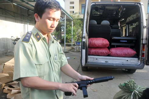 Quảng Ngãi: Bắt xe tải chở hàng trăm cây súng nhựa Trung Quốc