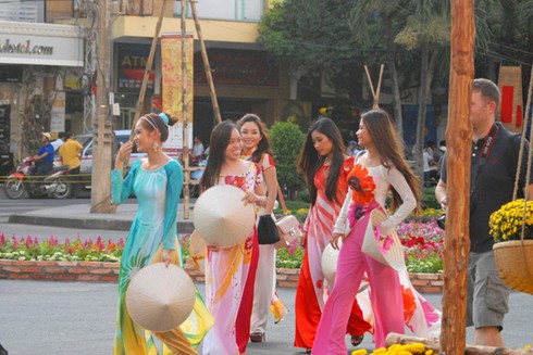 Người Sài Gòn nô nức chơi xuân