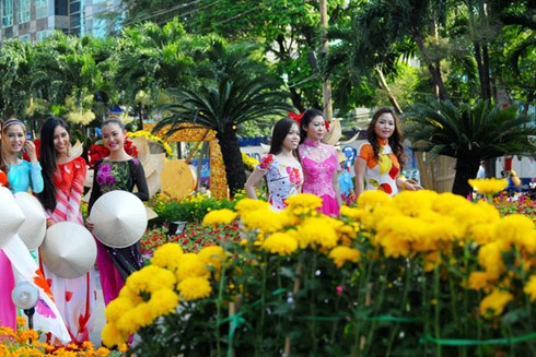 Người Sài Gòn nô nức chơi xuân