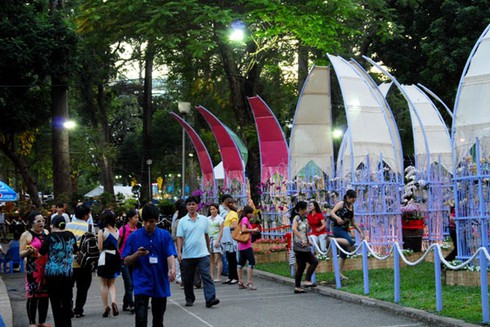 Người Sài Gòn nô nức chơi xuân