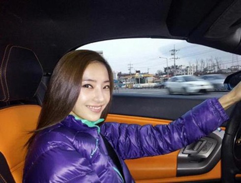 ‘Búp bê’ Han Chae Young bị ‘tố’ khoe xế xịn